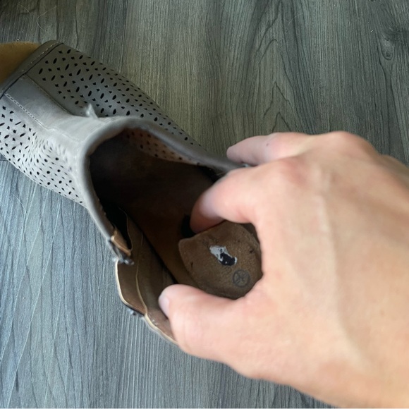 Giani Bernini Gray Perforated Ankle Booties Chunky Heel Women’s 7.5 - Picture 8 of 14
